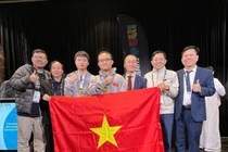 Trọng Khải (đứng thứ 3 từ trái sang) giành Huy chương Vàng tại Kỳ thi Olympic Toán học Quốc tế 2025 với số điểm cao nhất đội Việt Nam (38/42 điểm). Ảnh: NVCC