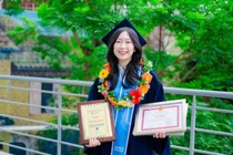 Năm 2025, sinh viên Nguyễn An Khương (ngoài cùng bên trái) trở thành thủ khoa đầu ra ngành Ngôn ngữ Nhật, Trường Đại học Quốc tế Hồng Bàng. (Ảnh: NVCC)