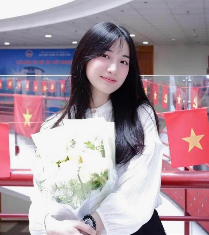 Tân cử nhân Nguyễn Thị Thu Huyền, thủ khoa Chương trình Quản trị kinh doanh quốc tế chất lượng cao khóa 63, Đại học Kinh tế Quốc dân. 0e76a900467acf24966b-5841.jpg