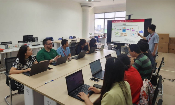 Một buổi seminar định kỳ của Phó Giáo sư, Tiến sĩ Lê Minh Thùy và nhóm nghiên cứu tại phòng nghiên cứu Cảm biến thông minh. Ảnh: hust.edu.vn. 348386442-1272782990299679-7217428692865154541-n-4365.jpg