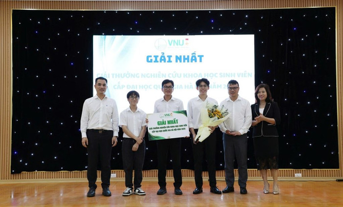 Nhóm sinh viên Trần Thế Bách, Lê Quang Hưng, Nguyễn Minh Hiếu giành giải Nhất danh sách giải thưởng nghiên cứu khoa học sinh viên xuất sắc cấp Đại học Quốc gia Hà Nội năm 2025.