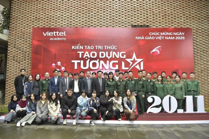 Các sinh viên tham gia chương trình học chụp ảnh cùng thầy, cô.