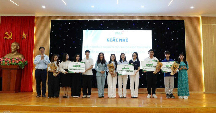 Nhóm sinh viên Phạm Quyên Anh, Vũ Thúy Vy, Nguyễn Yến Nhi, Đào Thị Hồng Ngân, Trần Vũ Mai Hương của nhà trường cũng xuất sắc giành giải Nhì.