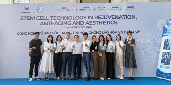 Ngô Anh Đào tham dự Hội thảo quốc tế về Tế bào gốc do VinUni tổ chức cùng các học viên Thạc sĩ Công nghệ kỹ thuật y sinh.