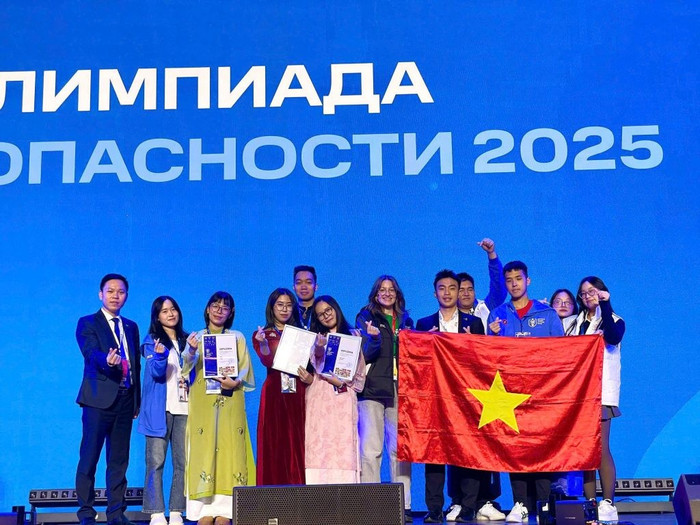 Bùi Yến Nhi – sinh viên ngành Ngôn ngữ Anh (áo dài đỏ) đã mang về niềm tự hào cho Trường Quốc tế - Đại học Quốc gia Hà Nội.