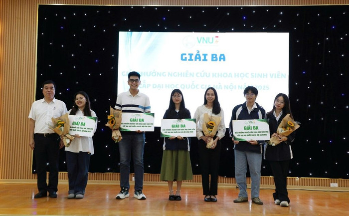 Nhóm sinh viên giành giải Ba danh sách Giải thưởng nghiên cứu khoa học sinh viên xuất sắc cấp Đại học Quốc gia Hà Nội.