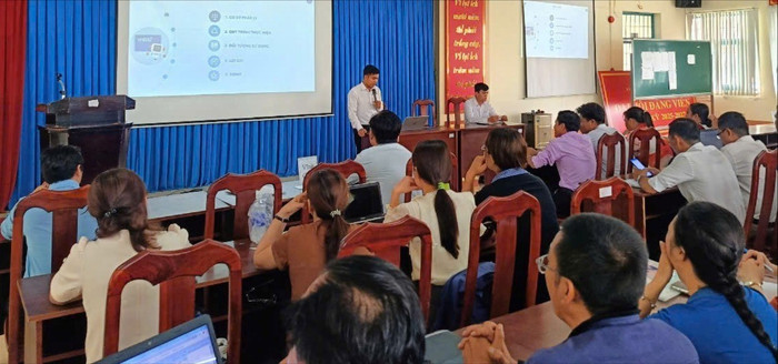 Sở Giáo dục và Đào tạo tỉnh Sóc Trăng (cũ) tổ chức lớp tập huấn phần mềm đánh giá mức độ chuyển đổi số của các cơ sở giáo dục năm học 2024-2025. Ảnh: Cổng thông tin điện tử Sở anh-cds-6714.jpg