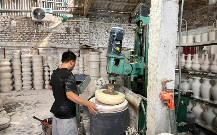 Ứng dụng công nghệ và chuyển đổi số giúp cơ sở sản xuất gốm sứ tiết kiệm thời gian, chi phí nhưng vẫn giữ được nét đẹp truyền thống của nghề gốm. Ảnh: NVCC. 90b5a50d6ba0e0feb9b1-3110.jpg