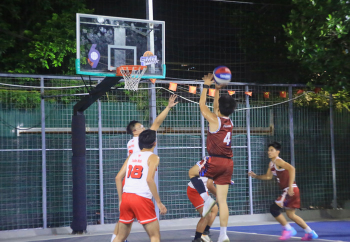 Ngay từ hiệp 1 các cầu thủ của đội U23 nam Trường Đại học Thương mại đã cho thấy sự vượt trội về cả thể lực lẫn kỹ thuật thi đấu. fm5a5885.jpg