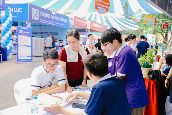 UNETI tại Ngày hội lựa chọn nguyện vọng xét tuyển năm 2025. Ảnh: website nhà trường 518365521-754045543674407-4595719508761411990-n.jpg