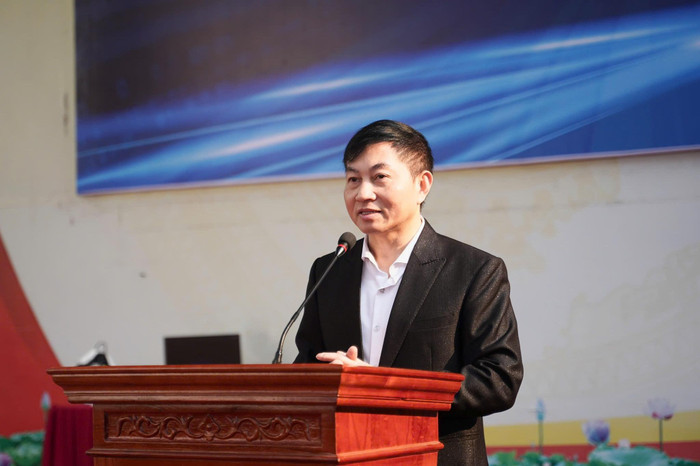 Thầy Bùi Văn Đường - Hiệu trưởng Trường Trung học phổ thông Chuyên Hoàng Văn Thụ (phường Thịnh Lang, thành phố Hòa Bình, tỉnh Hòa Bình). Ảnh: website nhà trường. 485146797-993467566213995-1448725094307734566-n.jpg