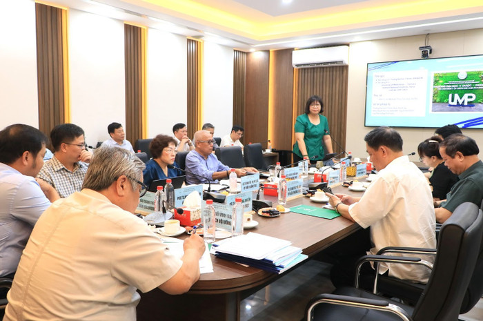 Tiến sĩ Nguyễn Thị Anh Thu - Phó Hiệu trưởng Trường Đại học Y Dược (Đại học Quốc gia Hà Nội) đại diện nhà trường tiếp thu những ý kiến đánh giá và chia sẻ về những định hướng đào tạo của đơn vị. unnamed-4.jpg