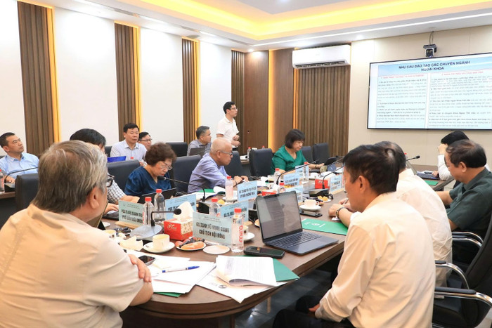 Tiến sĩ Nguyễn Thành Trung, Phó Trưởng phòng phụ trách Phòng Đào tạo và Công tác học sinh sinh viên đại diện báo cáo về đề án đào tạo của 6 chương trình thạc sĩ. unnamed.jpg