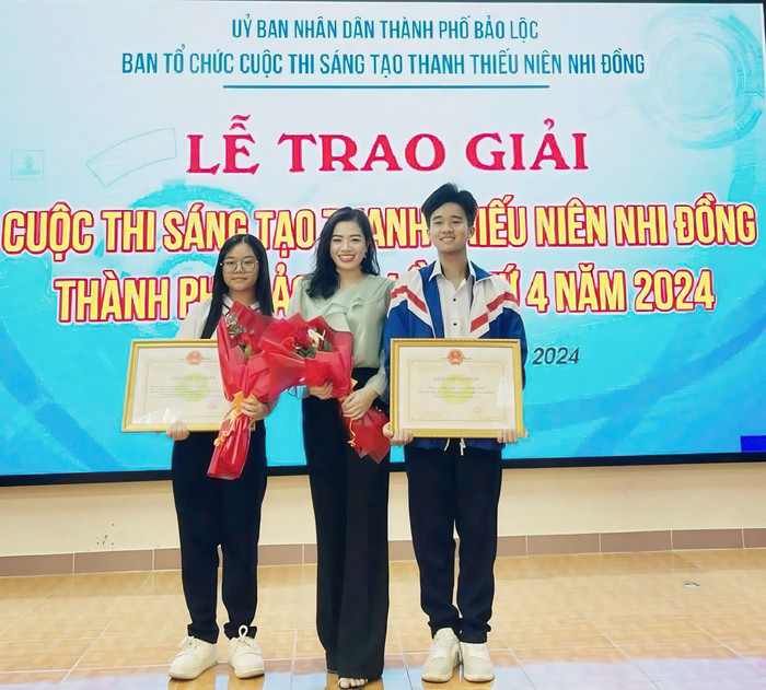 Bên cạnh tham gia công tác bồi dưỡng học sinh giỏi, cô Huyền còn trực tiếp hướng dẫn học sinh tham gia các cuộc thi nghiên cứu khoa học và nhiều lần đạt thành tích xuất sắc. Ảnh: NVCC. bf5103606ad2e78cbec3.jpg