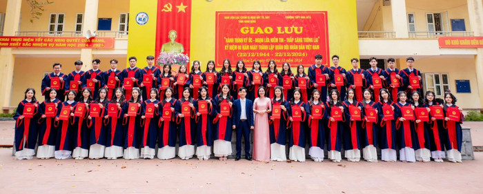 Hiệu trưởng cấp bằng tốt nghiệp trung học phổ thông giúp tăng tính tự chủ và trách nhiệm giải trình của nhà trường. Ảnh: website Trường Trung học phổ thông Hoa Lư A. img-8282.jpg
