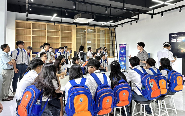 Sau tốt nghiệp đại học, Đình Thắng vừa học thạc sĩ vừa làm trợ giảng tại Học viện Hàng không Việt Nam. Ảnh: NVCC. gioi-thieu-khoa-ky-thuat-hang-khong-hoc-vien-hang-khong-viet-nam-den-hoc-sinh-thpt.jpg
