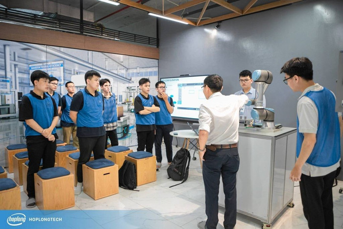 Sinh viên Trường Quốc tế tự hào được học tập trong một môi trường hiện đại, hội nhập quốc tế. hop-long-1-1024x683.jpg