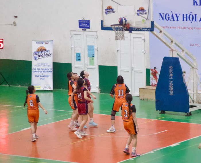 Pha ghi điểm chính xác khiến khán giả hò reo không ngớt. Pha ghi điểm chính xác khiến khán giả hò reo không ngớt.
