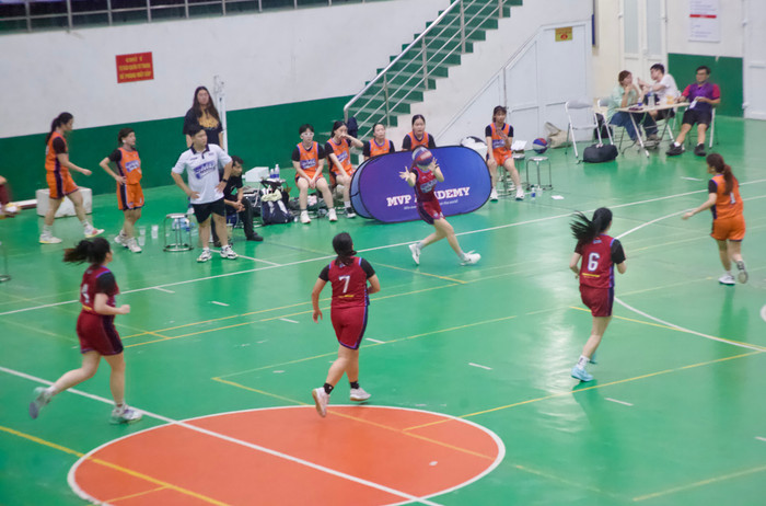 Các cô gái của đội Dragon Hoops (áo đấu màu đỏ) càng chơi càng hưng phấn. fm5a6339.jpg