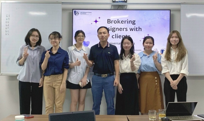 Như Ý cùng nhóm thuyết trình dự án cuối kỳ môn Thương mại điện tử. Ảnh: NVCC. 897b6b2875fcfda2a4ed.jpg
