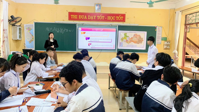 Học sinh Trường Trung học phổ thông Phương Sơn trong tiết học Di sản văn hóa phi vật thể ở Bắc Giang. Ảnh: webiste nhà trường z5327673185253-8e0295fe0aa5872d954e78996b795408.jpg
