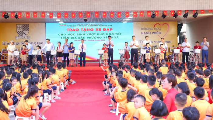 Tạp chí điện tử Môi trường và Cuộc sống trao tặng 10 chiếc xe đạp cho các em học sinh có hoàn cảnh khó khăn, nỗ lực vươn lên trong học tập. 6ae9a590fc0677582e17.jpg