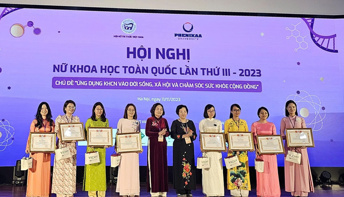 Phó Giáo sư, Tiến sĩ Lê Minh Thùy (thứ ba từ trái sang) tại Hội nghị Nữ khoa học toàn quốc lần thứ III. Ảnh: NVCC. 5e099f683663bb3de272-1833.jpg