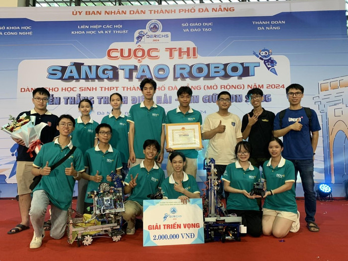 Học sinh Trường Trung học phổ thông Chuyên Quốc Học - Huế tại Cuộc thi sáng tạo Robot dành cho học sinh trung học phổ thông Đà Nẵng (mở rộng) năm 2024 - DERICHS 2024. Ảnh: website nhà trường 484096530-1113137423946843-7203314390712871620-n.jpg