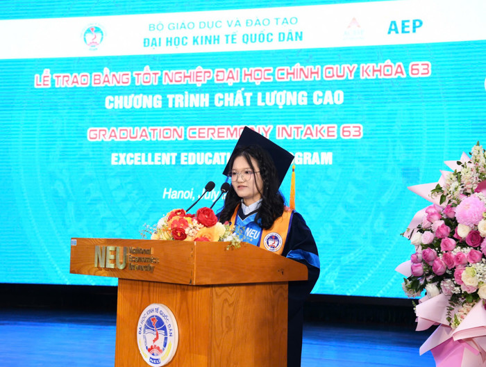 Tân cử nhân Nguyễn Hoàng Ánh Mai Sao - đại diện sinh viên tốt nghiệp phát biểu tri ân nhà trường. 0807ee53e05669083047-183.jpg