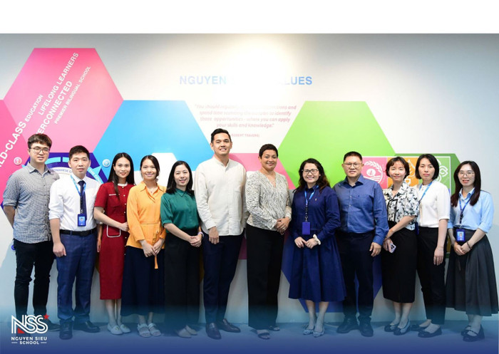 Đoàn công tác của tổ chức Cambridge cùng Hiệu trưởng và đại diện các giáo viên, nhân viên Trường Nguyễn Siêu và Trường Mầm non Ladybird.