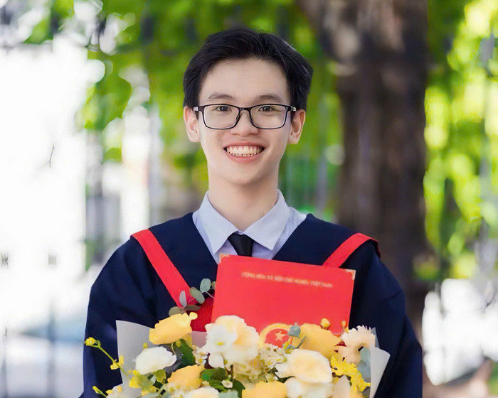 Em Trần Đức Tài - học sinh lớp 12B1, Trường Trung học cơ sở và Trung học phổ thông Nguyễn Khuyến (phường Hiệp Bình, Thành phố Hồ Chí Minh) là thủ khoa duy nhất tổ hợp B00 trong kỳ thi tốt nghiệp trung học phổ thông 2025. Ảnh: NVCC z6813111637364-5058e1c05eebf2b571667c518bfb3dcb.jpg