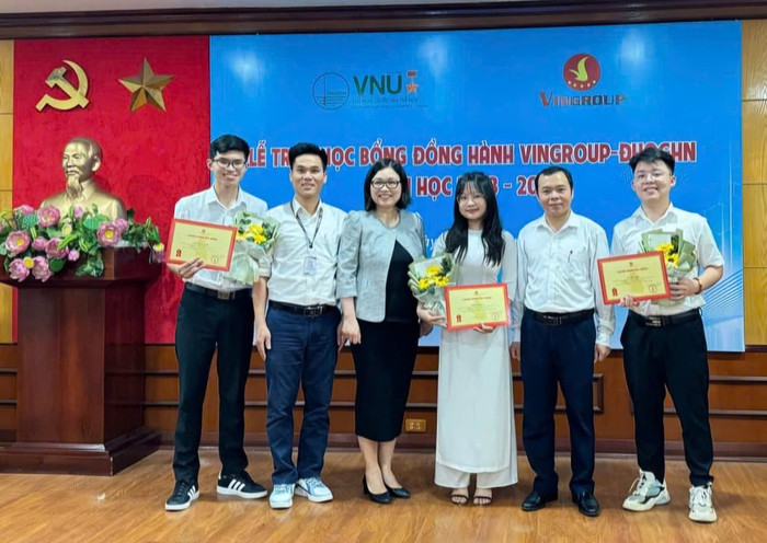 Tuấn Tùng (ngoài cùng bên phải) vinh dự nhận học bổng đồng hành VinGroup - Đại học Quốc gia Hà Nội. Ảnh: NVCC. f61a0e9812479a19c356.jpg