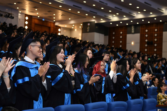 1.102 tân cử nhân bày tỏ sự biết ơn và tri ân đến Giáo sư, Tiến sĩ Phạm Hồng Chương. 22ca13991d9c94c2cd8d.jpg