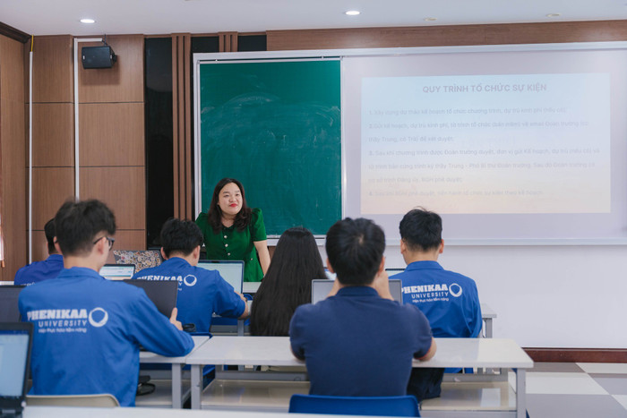Thạc sĩ Nguyễn Thị Khánh Trà trong một buổi tập huấn các kỹ năng tổ chức sự kiện cho Đoàn Thanh niên Đại học Phenikaa. Ảnh: website nhà trường. 518036503-122162840198463545-3394789711132899340-n.jpg