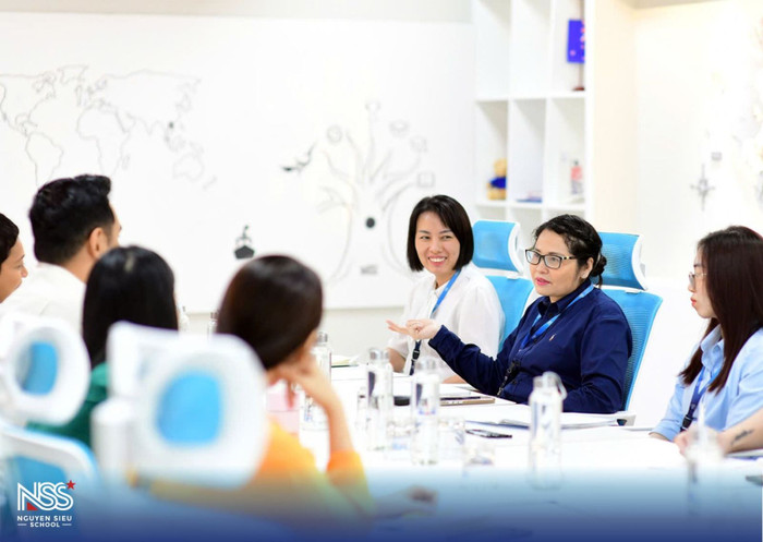 Thạc sĩ Nguyễn Thị Minh Thúy làm việc cùng đoàn công tác của Cambridge University Press and Assessment.