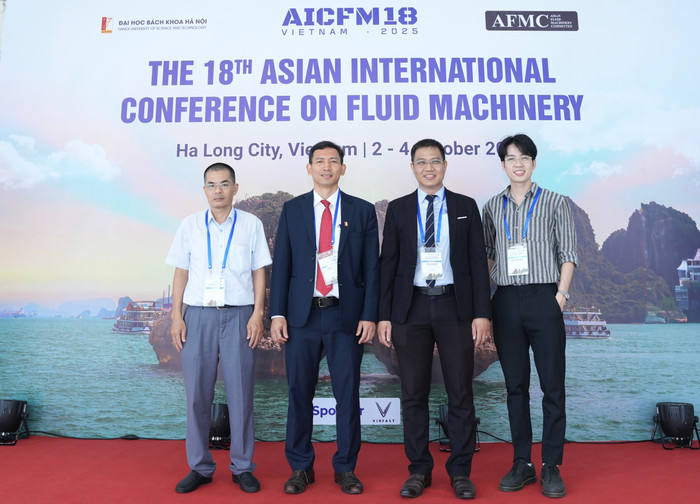Đình Thắng (ngoài cùng bên phải) đại diện Học viện Hàng không Việt Nam tham dự AICFM18. Ảnh: NVCC. tham-gia-hoi-thao-aicfm18-tai-ha-long.jpg