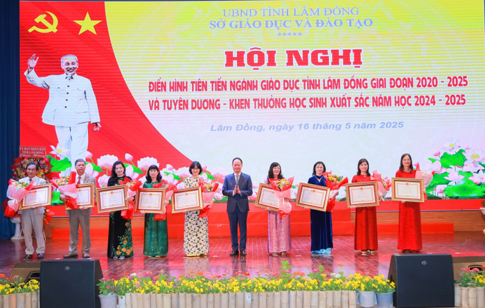 Cô Thu Huyền (thứ 3 từ trái sang) tại Hội nghị điển hình tiên tiến ngành giáo dục tỉnh Lâm Đồng giai đoạn 2020-2025 và tuyên dương - khen thưởng học sinh xuất sắc năm học 2024-2025. Ảnh: NVCC. baolamdongvn-file-e7837c02845ffd04018473e6df282e92-052025-a2-20250516151937.jpg
