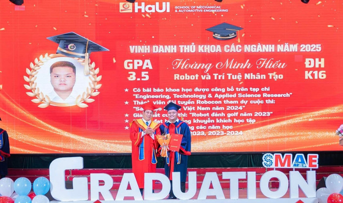 Với GPA 3.5/4.0, Minh Hiếu là thủ khoa tốt nghiệp khóa đầu tiên ngành Robot và Trí tuệ nhân tạo của Trường Đại học Công nghiệp Hà Nội. Ảnh: NVCC. anh-trao-bang-tot-nghiep.jpg