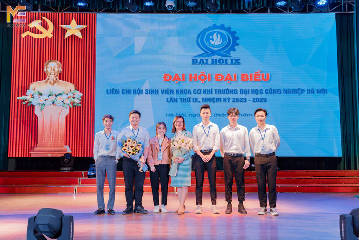 Không chỉ tích cực tham gia hoạt động học thuật, Minh Hiếu (thứ hai từ trái sang) còn là sinh viên tiêu biểu và nhiệt huyết trong công tác Đoàn - Hội. Ảnh: NVCC. anh-tham-gia-doan-hoi.jpg