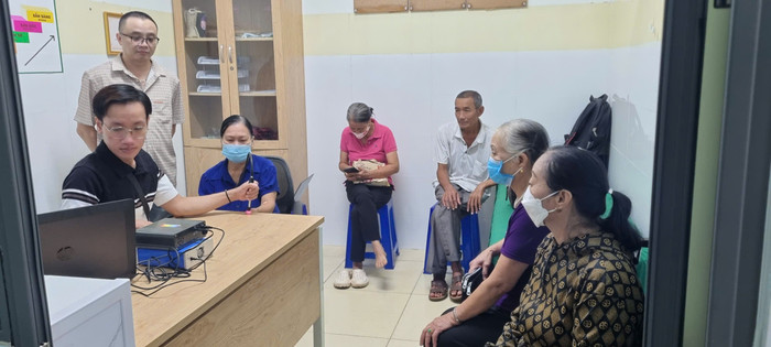 Hoạt động thử nghiệm hệ thống đo đường huyết không xâm lấn được thực hiện tại Bệnh viện đa khoa Cuộc Sống (Sơn La). Ảnh: NVCC 17b2d37f7d07f559ac16.jpg