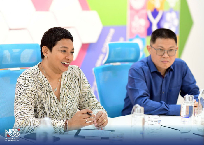 Bà Kanjna Paranthaman hào hứng trao đổi cùng lãnh đạo và các giáo viên của Trường Nguyễn Siêu.