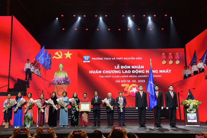 Kỉ niệm năm học thứ 30, trường Nguyễn Siêu đón nhận Huân chương Lao động hạng Nhất. Ảnh: NTCC 6a4c9f1ac88d7ad3239c.jpg