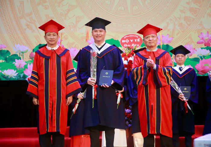 Năm 2025, Trường Đại học Y Dược - Đại học Quốc gia Hà Nội có 34 học viên tốt nghiệp thạc sĩ ở 3 chuyên ngành trọng điểm là Nhi khoa, Nhãn khoa và Răng hàm mặt. Ảnh: Phương Thảo z6855615690827-c2d14608343f368849deecaeb55bac76.jpg