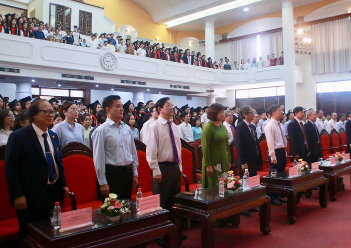 Đại biểu thực hiện nghi thức chào cờ. Ảnh: Phương Thảo z6855615626596-10a83900a5d66ba4bd3ba1efa3a12e63-4228.jpg