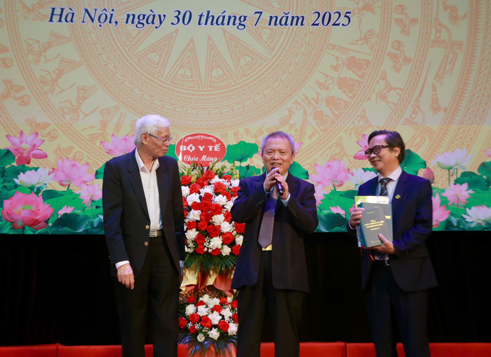 Phó Giáo sư, Tiến sĩ Lê Văn Truyền - Nguyên Thứ trưởng Bộ Y tế (ngoài cùng bên phải) tặng 3 cuốn sách chuyên ngành cho Trường Đại học Y Dược - Đại học Quốc gia Hà Nội. Ảnh: Phương Thảo z6855615796748-bbc2481923d0113b51d8c2533db52103.jpg