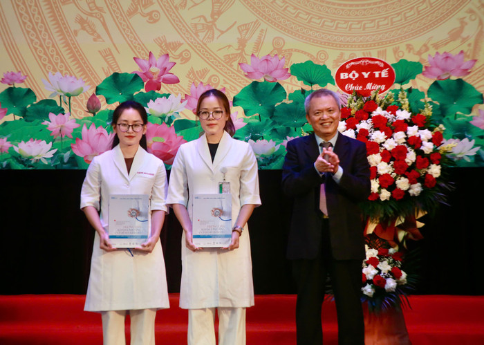 Giáo sư, Tiến sĩ, Thầy thuốc nhân dân Lê Ngọc Thành biểu dương và trao quà tặng cho 2 sinh viên xuất sắc được lựa chọn cử đi thực tập, học tập tại Đại học Paris-Saclay (Pháp). Ảnh: Phương Thảo z6855615823085-347ab262f375fe485852c3b07064d754.jpg