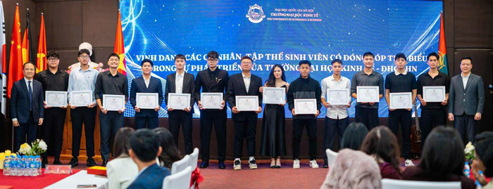 Tuấn Đạt (thứ 5 từ phải sang) nhận giải thưởng sinh viên có đóng góp tiêu biểu trong sự phát triển của Trường Đại học Kinh tế - Đại học Quốc gia Hà Nội. Ảnh: NVCC f290b9f536c1bd9fe4d0.jpg