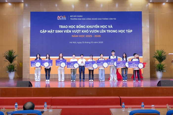Em Hoàng Thị Thanh Hiền (thứ tư từ trái sang) nhận học bổng trị giá 10 triệu đồng từ Trường Đại học Công nghệ Giao thông vận tải. Ảnh: website nhà trường. image-6.jpg