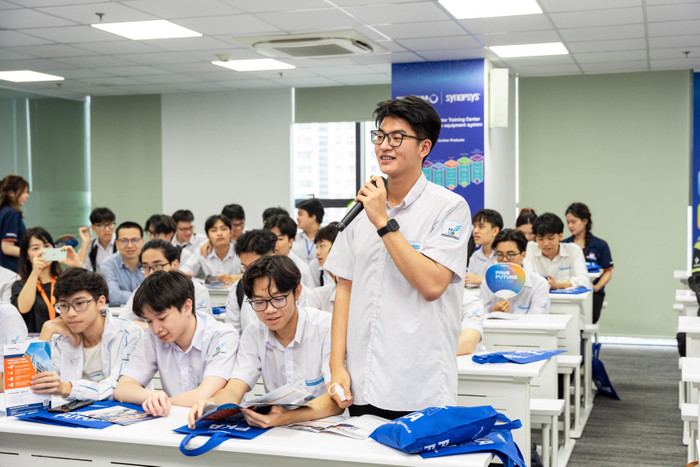 Các bạn học sinh tích cực, chủ động giao lưu và tìm hiểu ngành nghề tại Phenikaa. pka06025-min.jpg