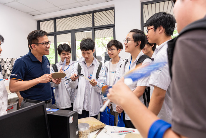 Các bạn học sinh tham gia trải nghiệm chương trình Campus Visit Phenikaa nhằm tìm hiểu ngành nghề và môi trường học tập đại học thực tế. pka05942-min.jpg